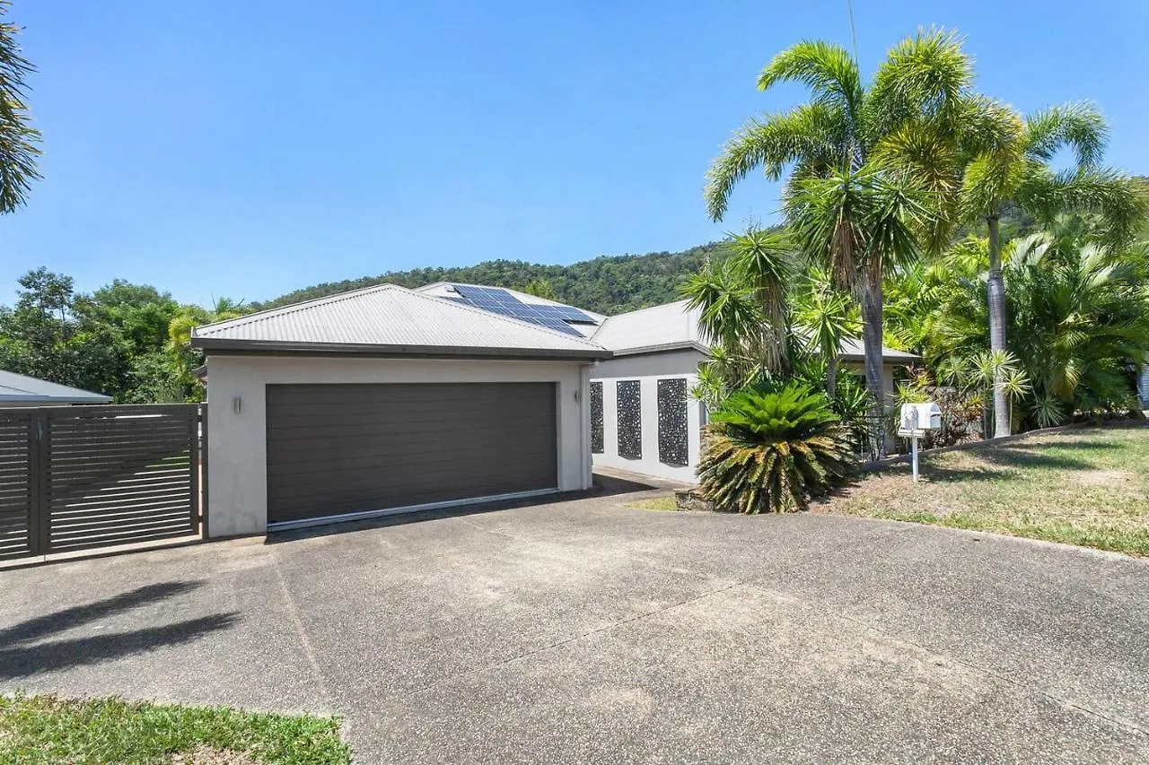'Coco Tierra' Expansive Cairns Oasis With Pool Villa Smithfield